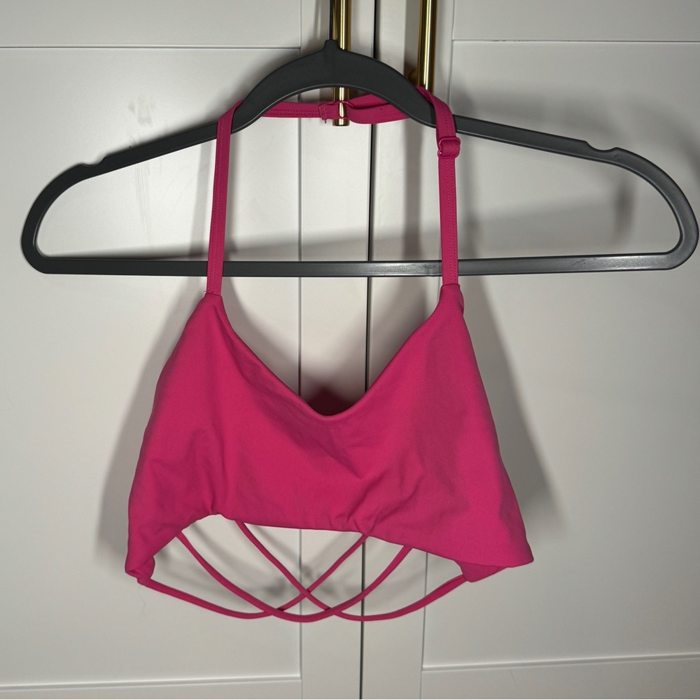 Cute strappy sportsbra
